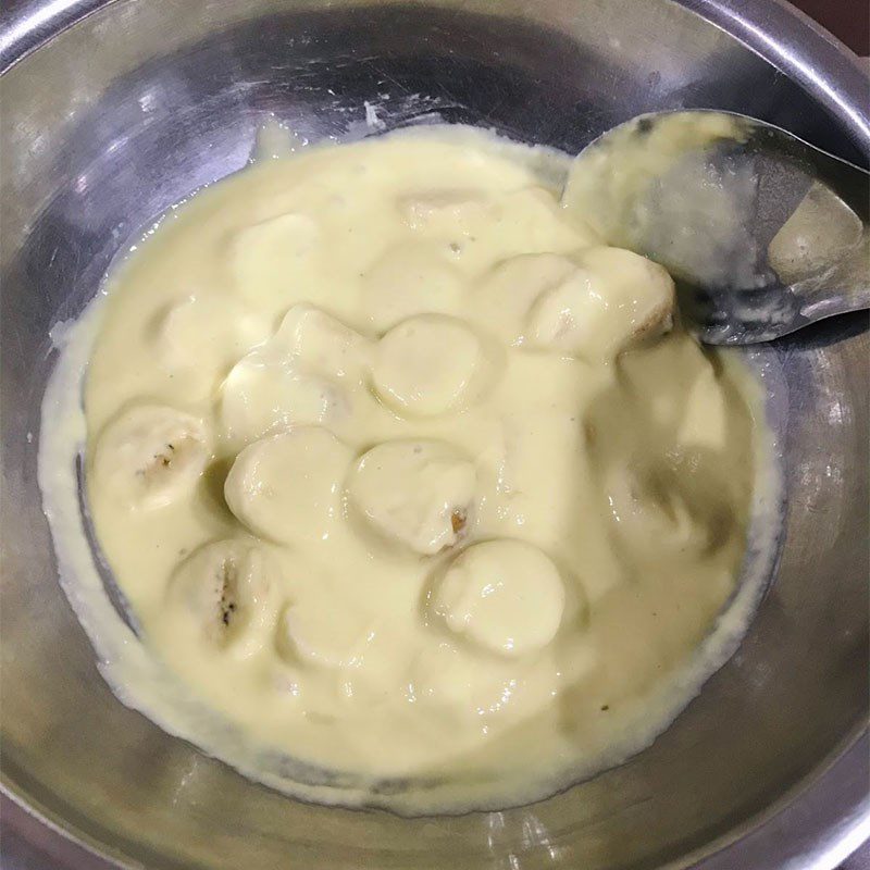 Step 3 Coat the banana with flour for Fried Banana (recipe shared by users)