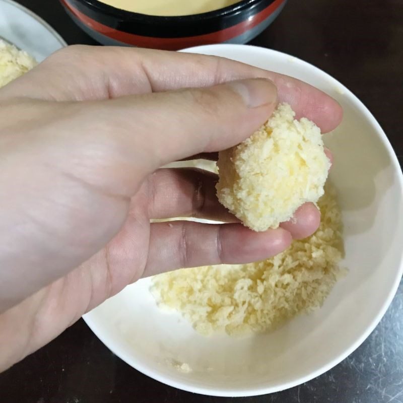 Step 3 Roll quail eggs in breadcrumbs Fried quail eggs