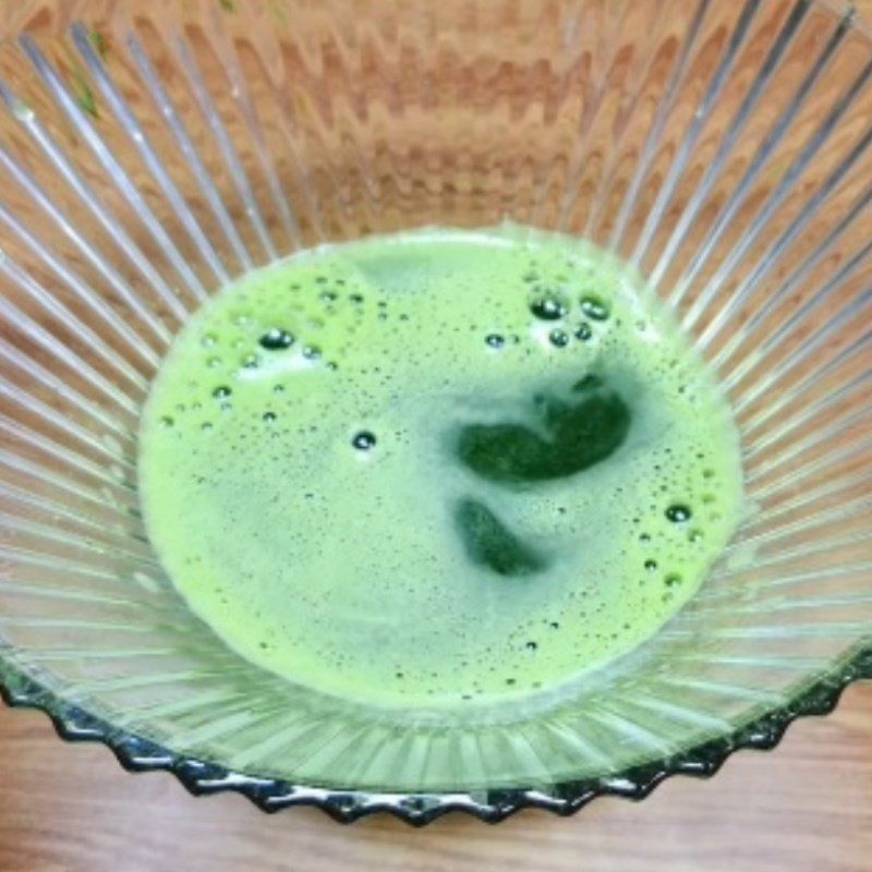 Step 1 Extract the pandan leaf juice for Lemongrass Steamed Beef