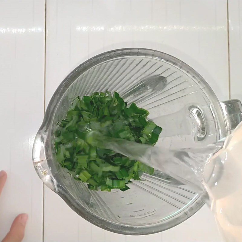 Step 1 Extract pandan leaf juice for coconut jelly