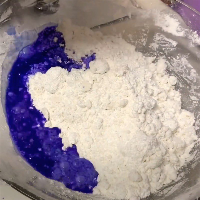 Step 2 Extracting color water and mixing butterfly pea flower powder for butterfly pea flower sticky rice cake