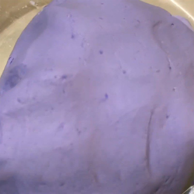 Step 2 Extracting color water and mixing butterfly pea flower powder for butterfly pea flower sticky rice cake