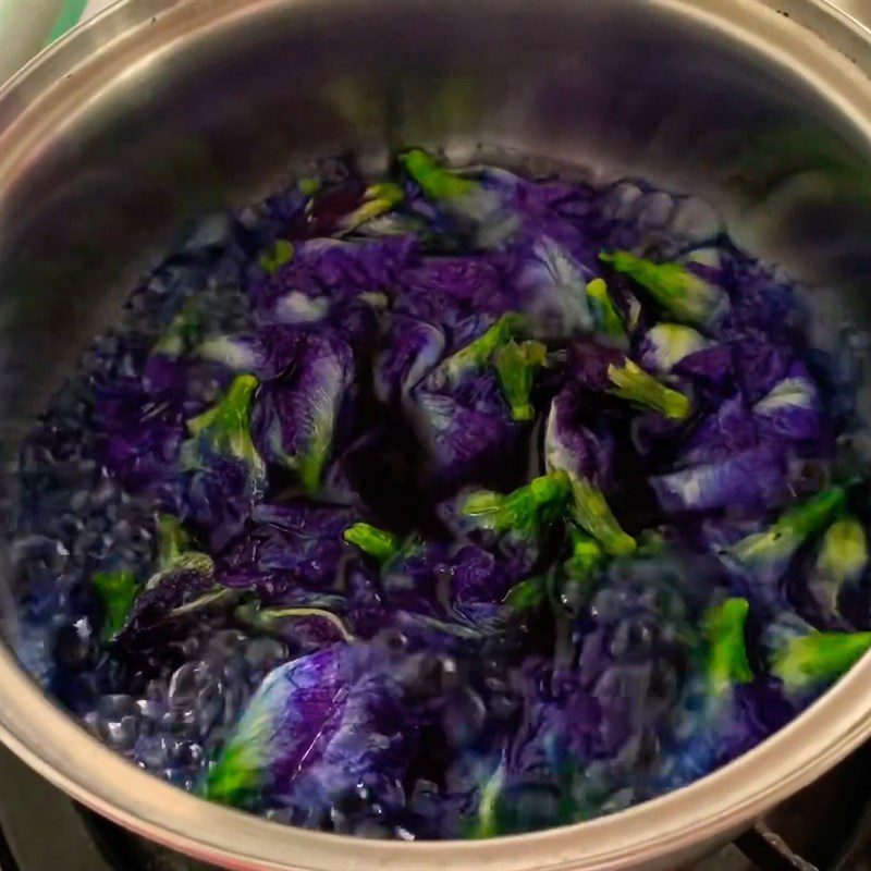 Step 2 Extracting color water and mixing butterfly pea flower powder for butterfly pea flower sticky rice cake