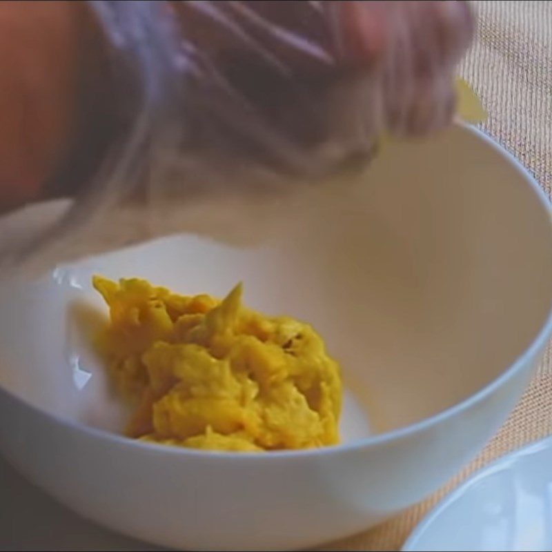 Step 3 Extract and mash the durian flesh Baked cassava cake with durian