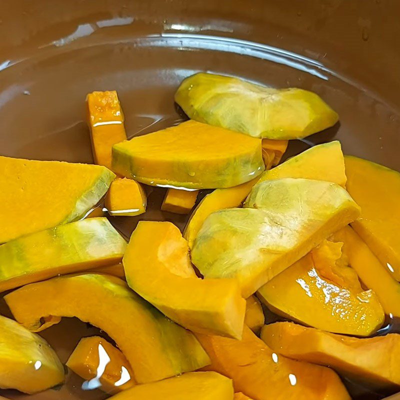 Step 2 Boil the pumpkin Vegetarian pumpkin soup with seaweed