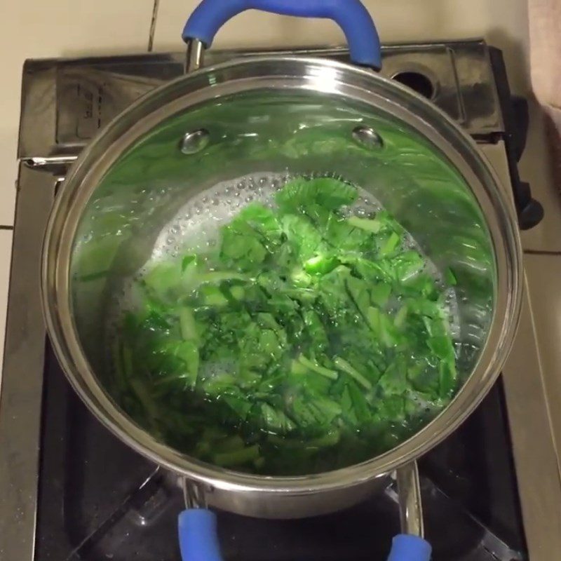 Step 2 Boiling the greens and mincing the clams for clam porridge for babies