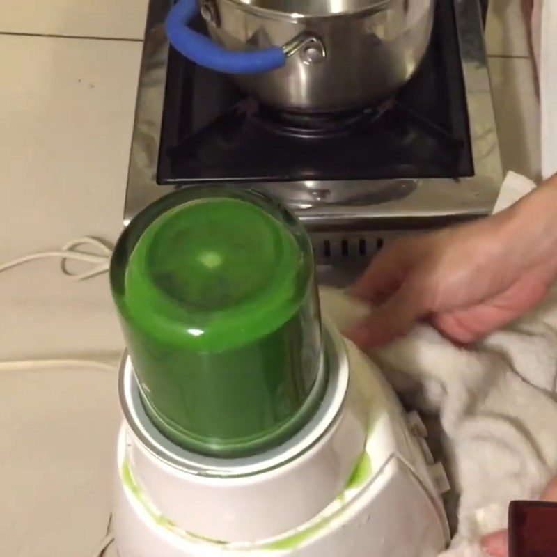 Step 2 Boiling the greens and mincing the clams for clam porridge for babies