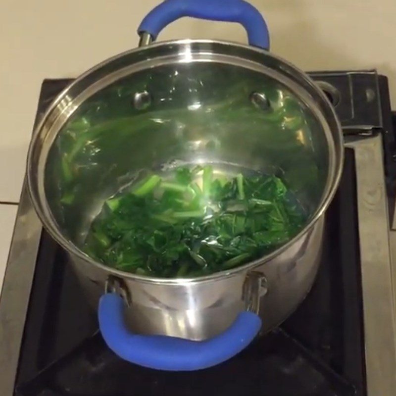 Step 2 Boiling the greens and mincing the clams for clam porridge for babies