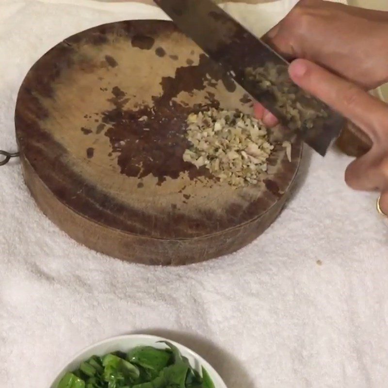 Step 2 Boil the greens and chop the clams for baby clam porridge