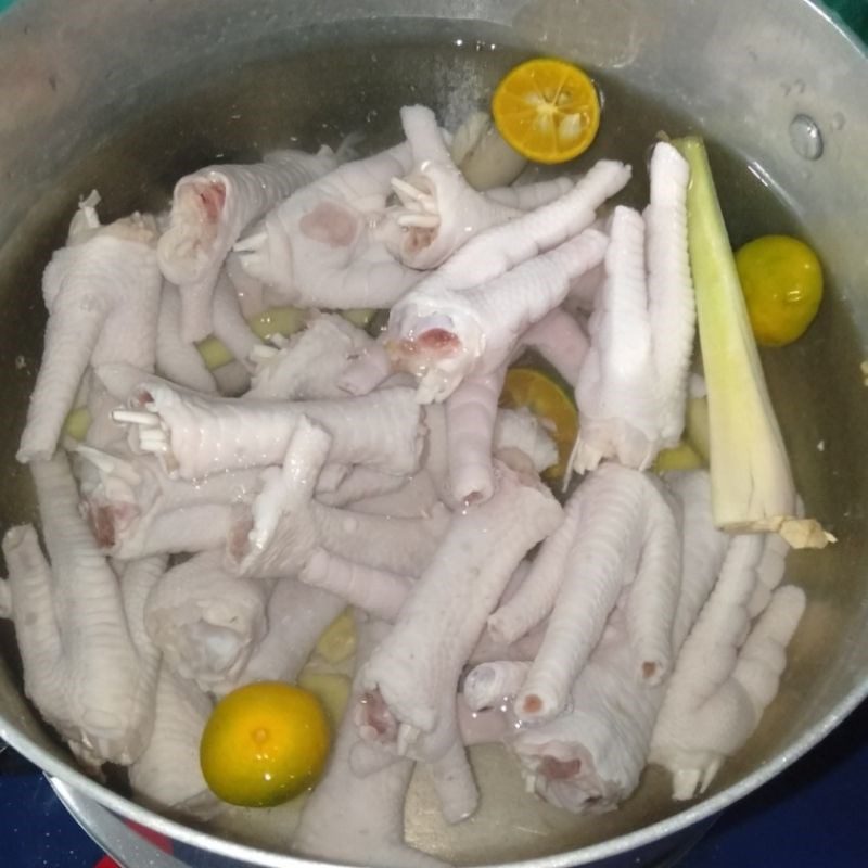 Step 2 Boil the chicken feet for Chicken Feet with Garlic Chili Sauce