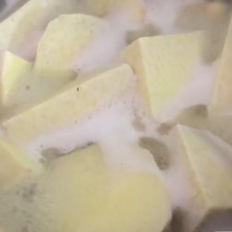 Step 2 Boil the lotus seeds and taro Taro lotus seed milk