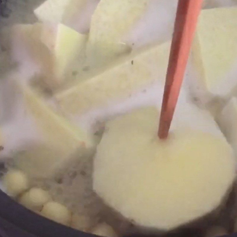 Step 2 Boil the lotus seeds and taro Taro lotus seed milk