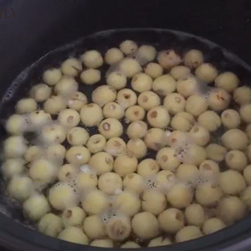 Step 2 Boil the lotus seeds and taro Taro lotus seed milk