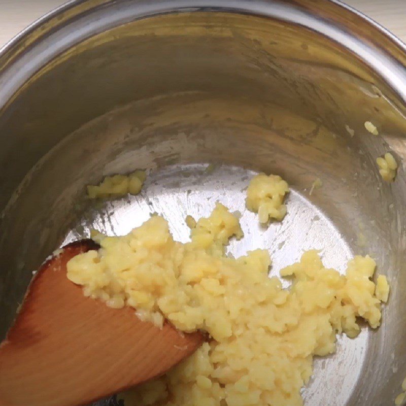 Step 2 Boil the green beans and make the filling for green bean-filled cakes