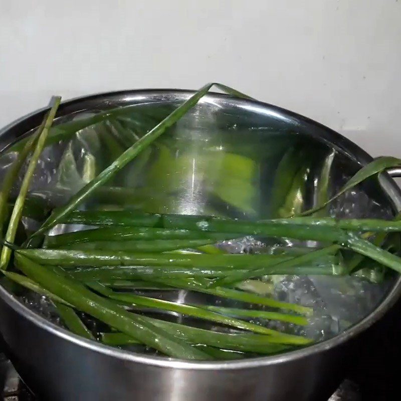 Step 3 Boil the green onions Fried flying fish with shallots