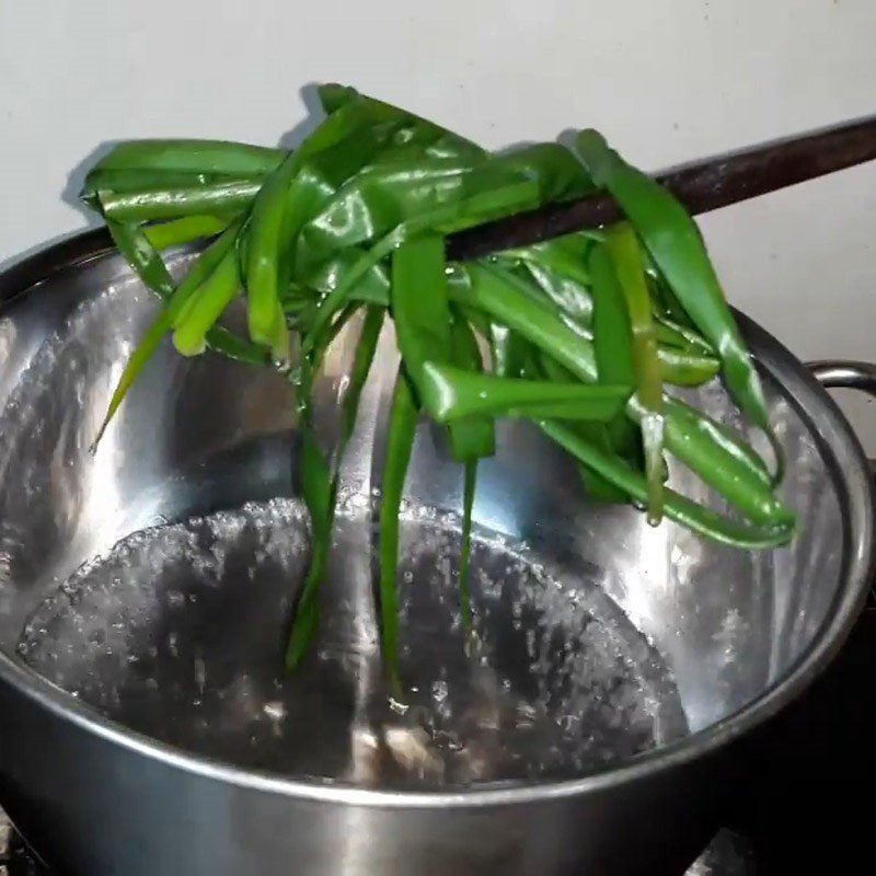 Step 3 Boil green onions Fried flying fish with fried shallots