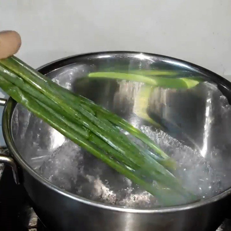 Step 3 Boil the green onions Fried flying fish with shallots