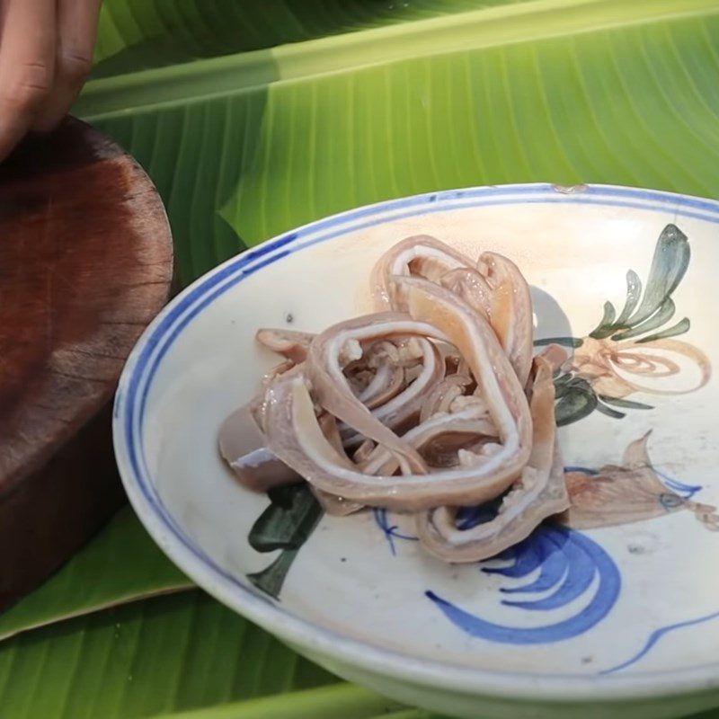 Step 3 Boil pig intestines Hủ tiếu lòng