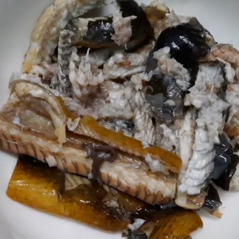 Step 2 Boiled eel and separated meat Eel porridge with bok choy