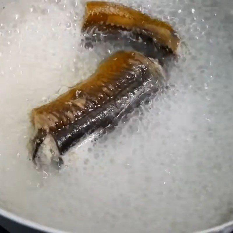 Step 2 Boiled eel and separated meat Eel porridge with bok choy