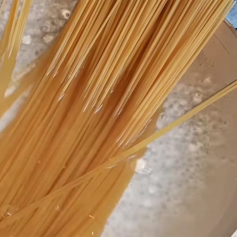 Step 1 Boil the noodles for stir-fried vegetarian longevity noodles