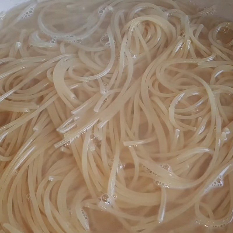 Step 1 Boil the noodles for stir-fried vegetarian longevity noodles