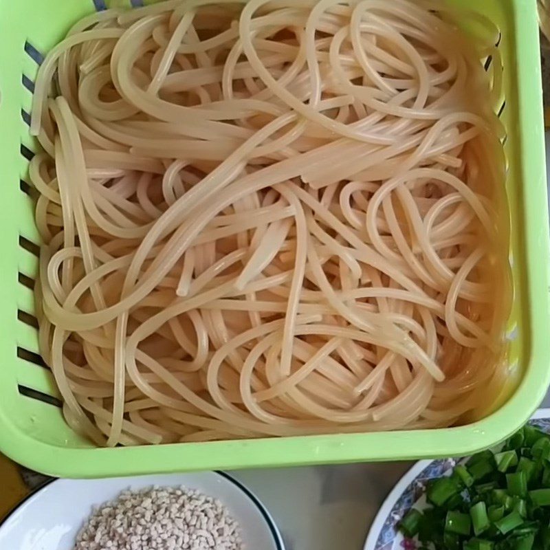 Step 1 Boil the noodles for stir-fried vegetarian longevity noodles