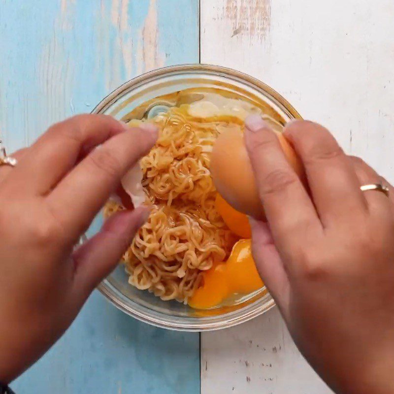 Step 2 Boil the noodles and mix the noodle mixture with egg for instant noodle pizza
