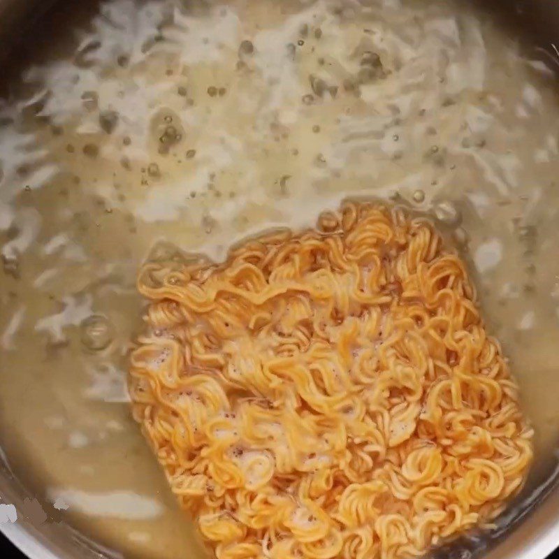 Step 2 Boil the noodles and mix the noodle mixture with eggs for instant noodle pizza