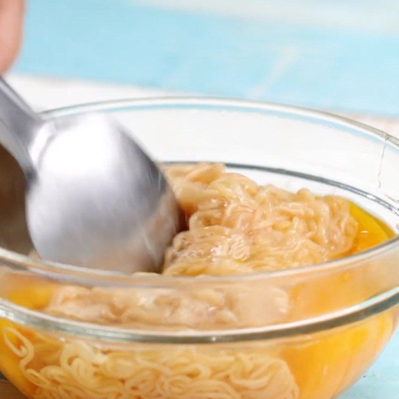 Step 2 Boil the noodles and mix the noodle mixture with egg for instant noodle pizza