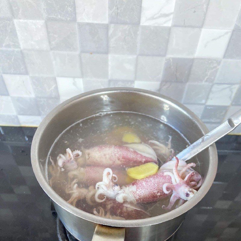 Step 2 Boil squid Squid eggs - squid milk fried with fish sauce (recipe shared by users)