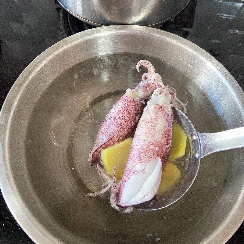 Step 2 Boil squid Squid eggs - squid milk fried with fish sauce (recipe shared by users)