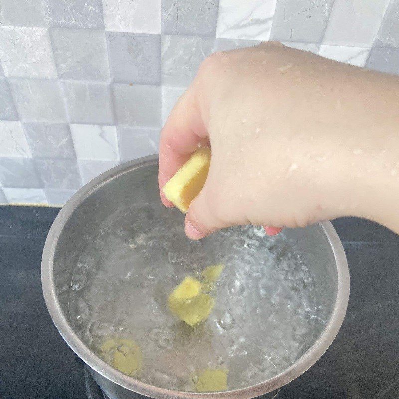 Step 2 Boil the Squid Squid Eggs - Fried Baby Squid with Fish Sauce (recipe shared by users)