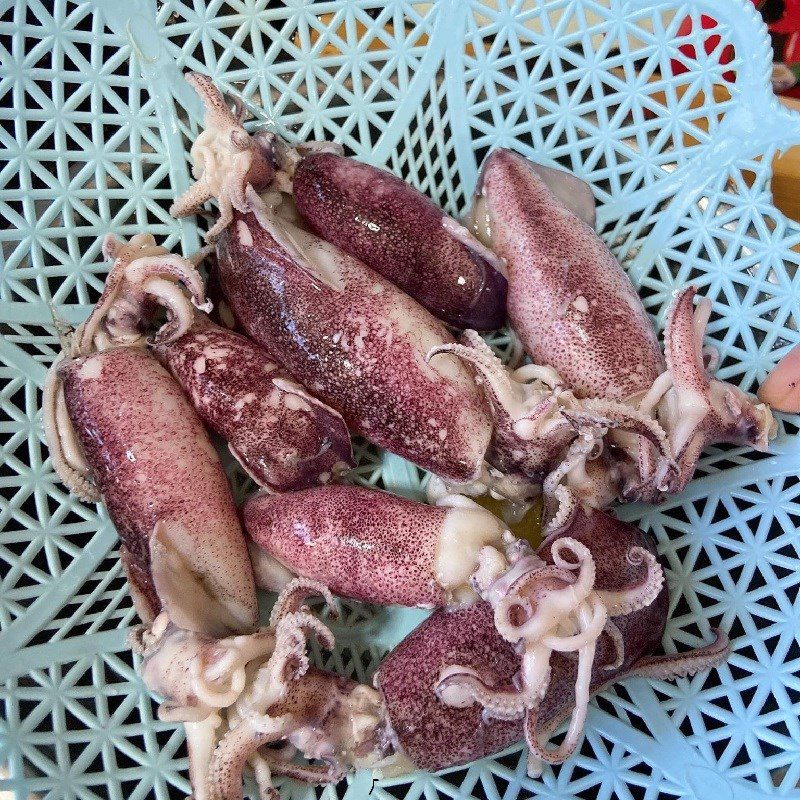 Step 2 Boil squid Squid eggs - squid milk fried with fish sauce (recipe shared by users)