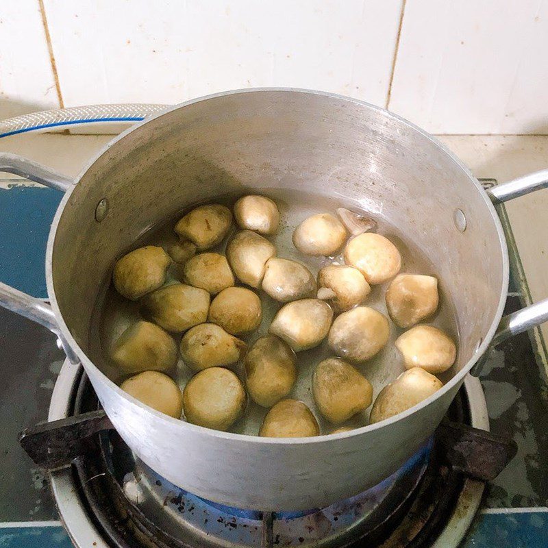 Step 2 Boil the straw mushrooms for stir-fried water lily flowers with mushrooms