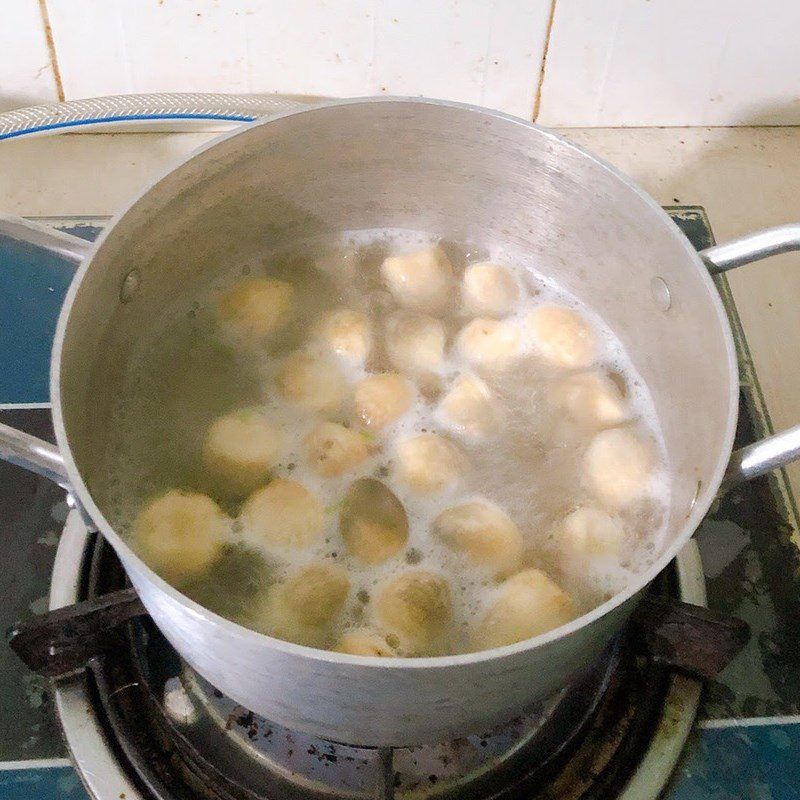 Step 2 Boil the straw mushrooms for stir-fried water lily flowers with mushrooms