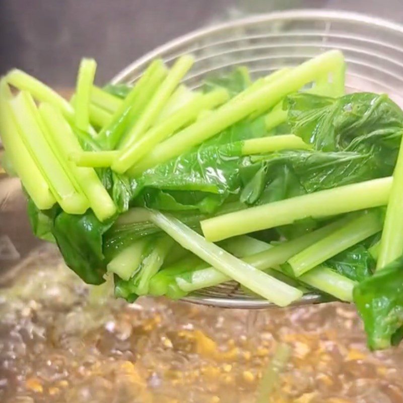 Step 2 Boil the ingredients for Stir-fried noodles with pickled mustard greens (Recipe shared by Tiktok Vegetarian Kitchen XANH)