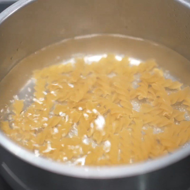 Step 4 Boil pasta for chicken and cheese pasta