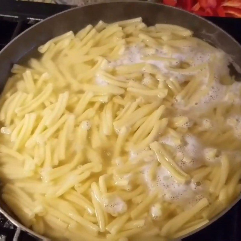 Step 3 Boil the noodles Stir-fried noodles with chicken