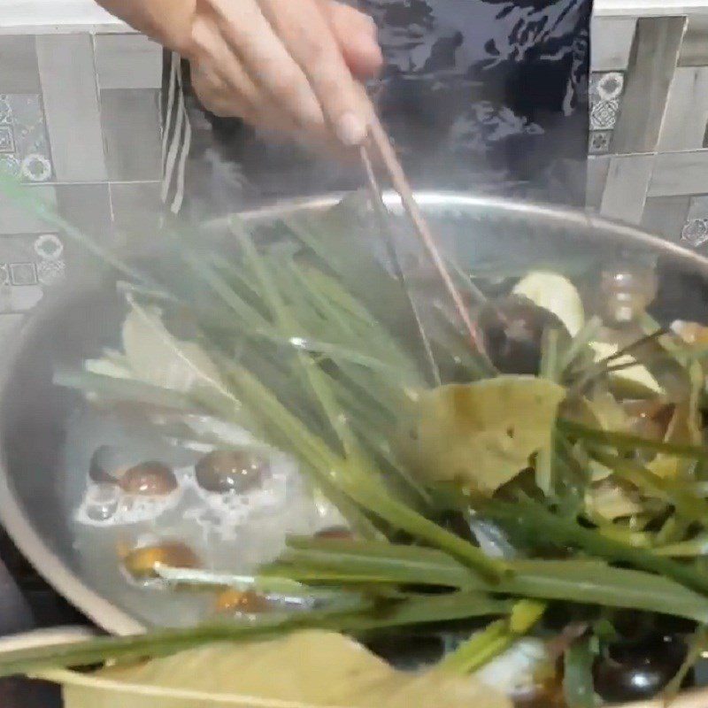 Step 2 Boil the apple snails for sour and spicy apple snail hotpot