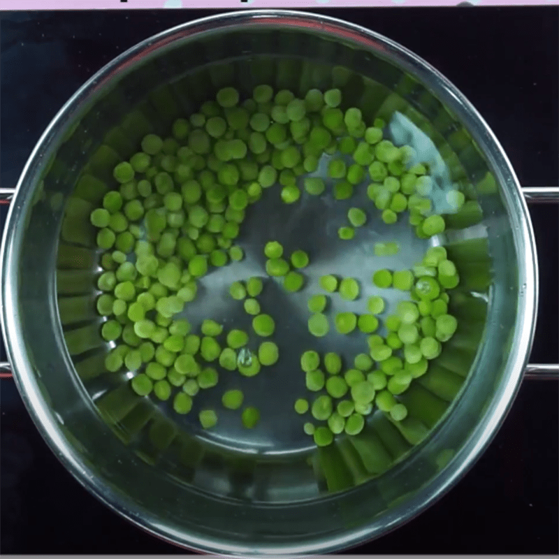 Step 2 Blanch the peas for Pork Rib Porridge with Peas