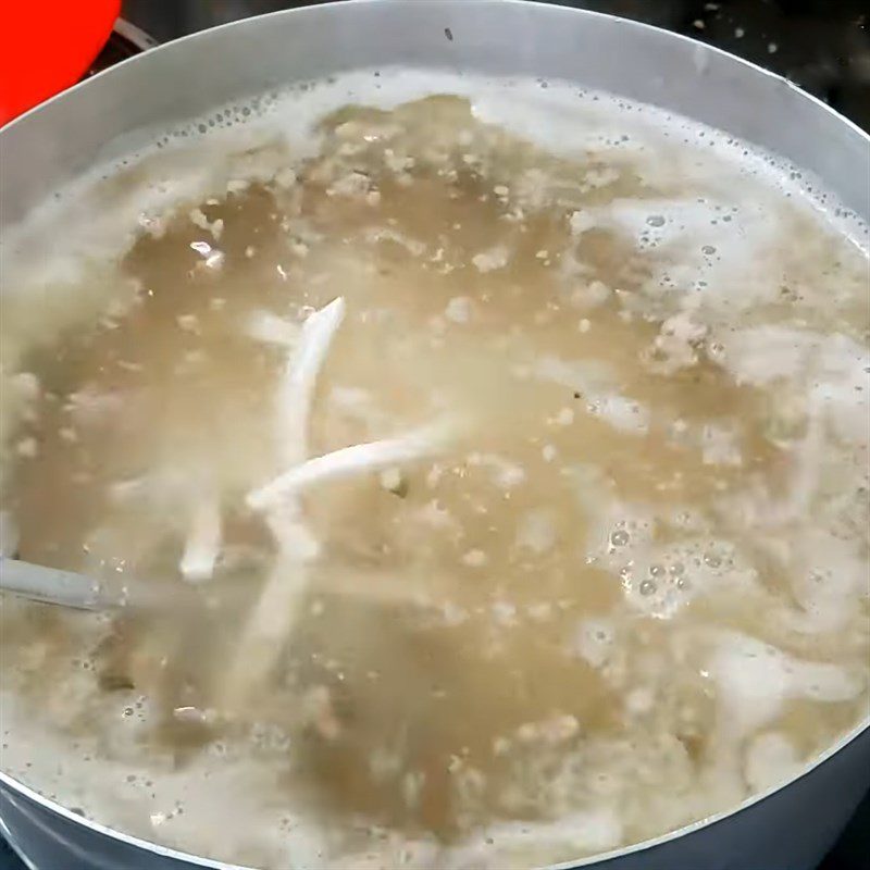 Step 6 Boil the tapioca noodles for minced meat tapioca noodle soup