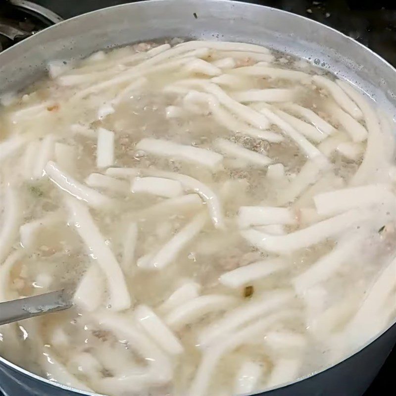 Step 6 Boiling the noodle strands Banh canh with minced meat