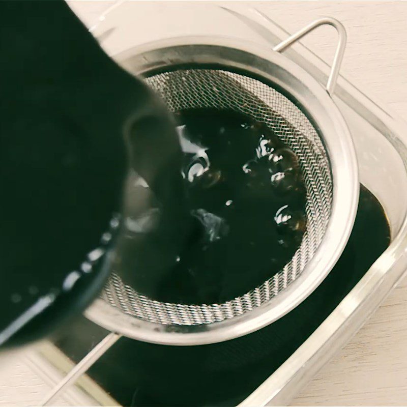 Step 3 Filter the jelly and cut the jelly Black bean jelly with pearls