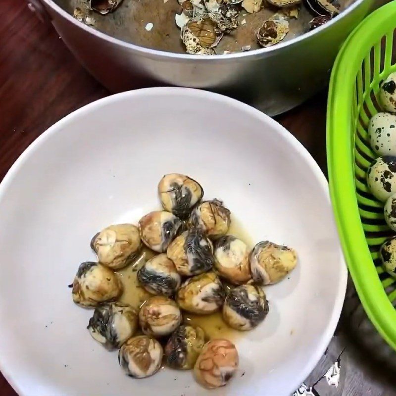 Step 3 Boil quail eggs Nail clam porridge