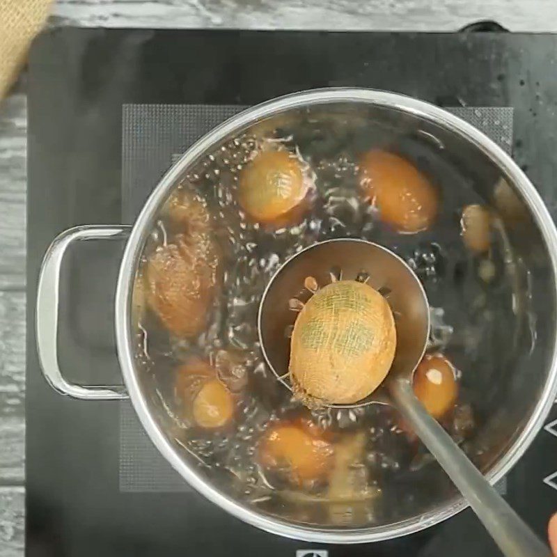 Step 3 Boil eggs with soy sauce Eggs shaped like leaves