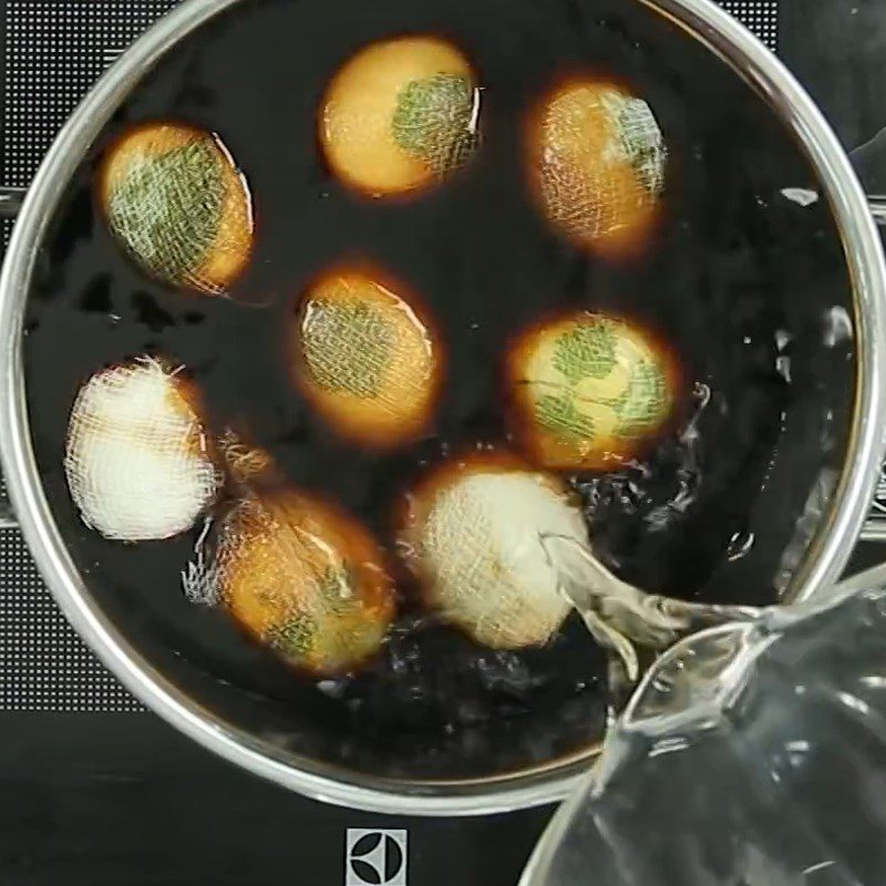 Step 3 Boil the eggs with soy sauce Egg in leaf and flower shapes