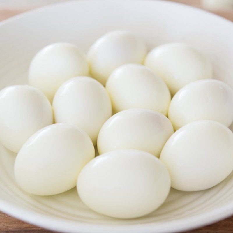 Step 2 Boil and peel quail eggs Quail eggs braised with straw mushrooms and tomatoes