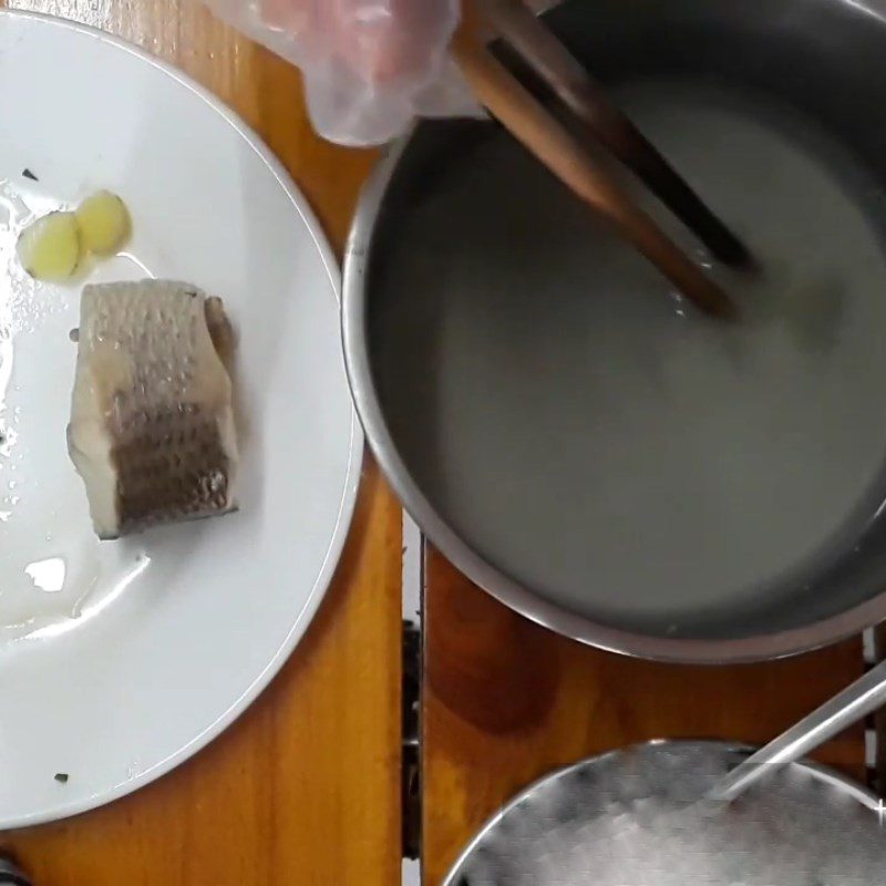 Step 2 Boil and shred the fish for Snakehead Fish Porridge with Amaranth