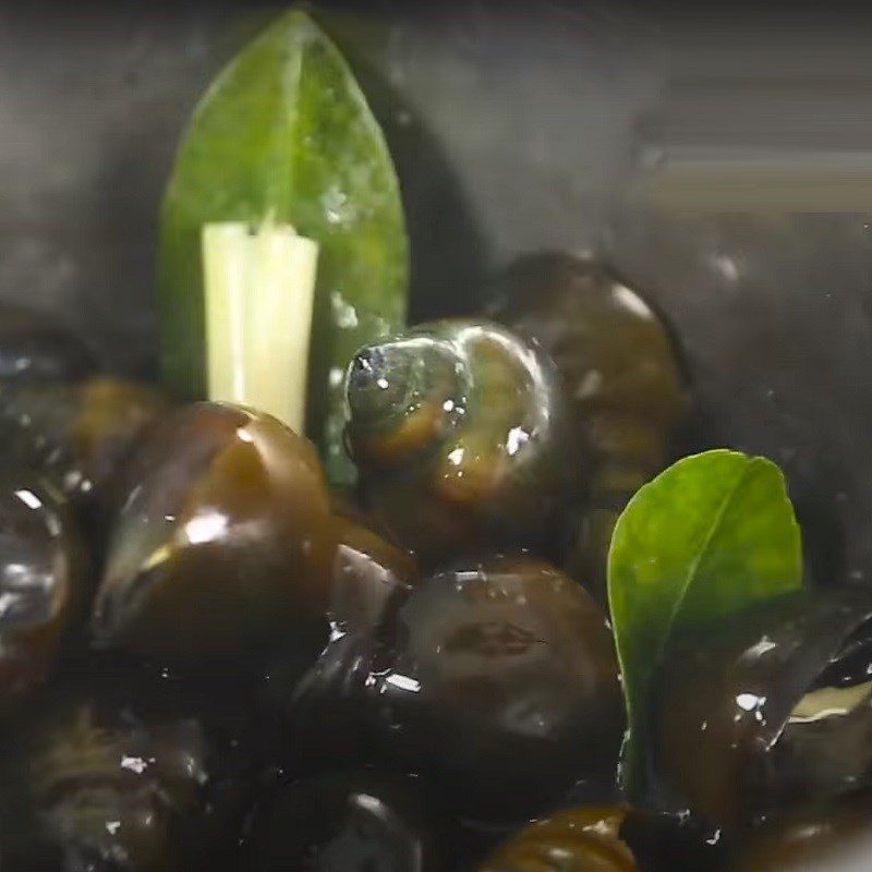 Step 1 Boil and extract snail meat Spicy snail noodle